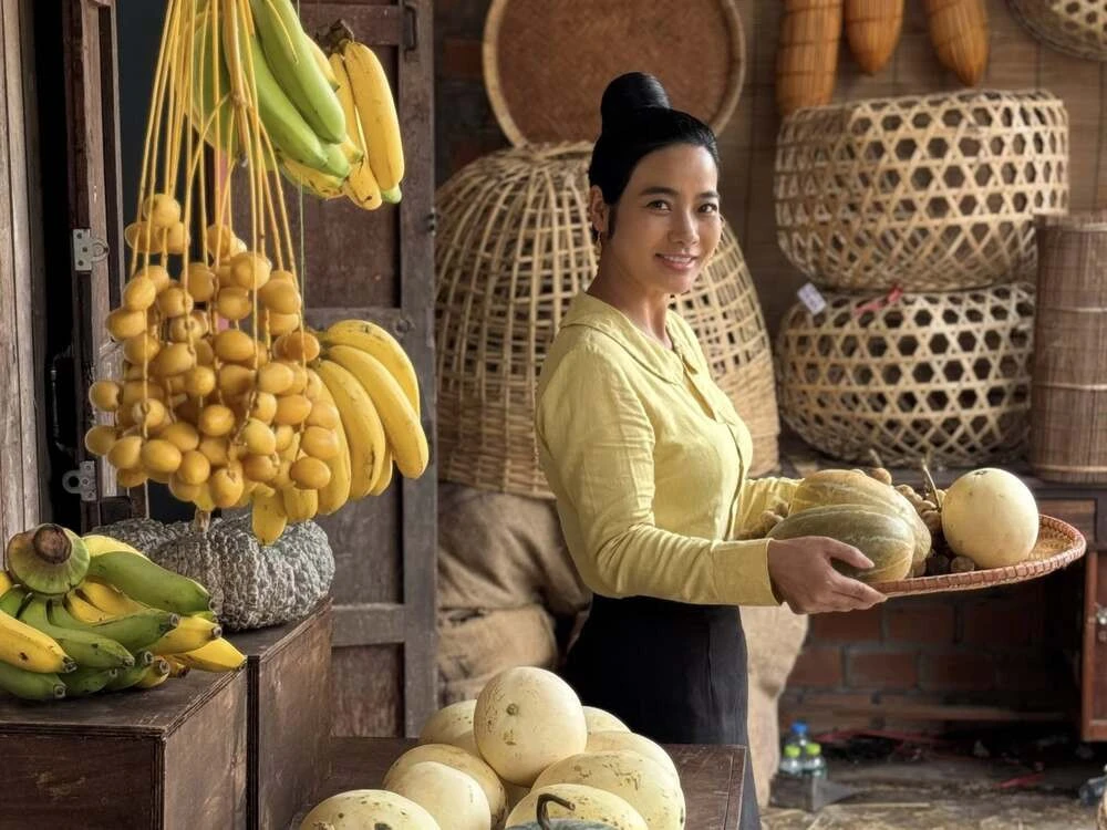 Vợ NSND Công Lý làm tiếp thị nuôi chồng, diễn viên Minh Tiệp rán trứng trên nắp capô - Hình 14