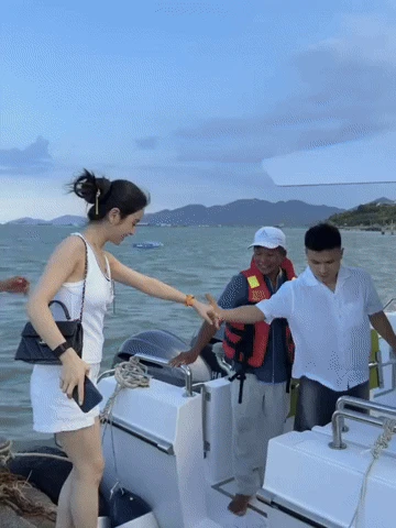 Chu Thanh Huyền trắng phát sáng khi gia nhập đường đua bikini hè, vóc dáng nóng bỏng bên Quang Hải - Hình 7