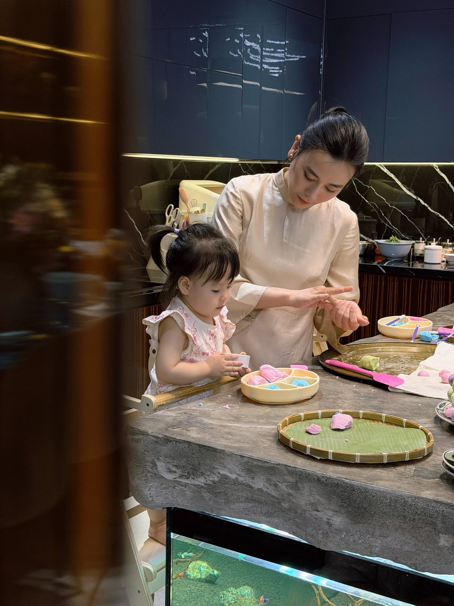 Phương Oanh khoe cận gương mặt của ái nữ, mắt to tròn bầu bĩnh giống hệt mẹ, mới 2 tuổi đã thích vào nấu nướng cùng mẹ - Hình 6