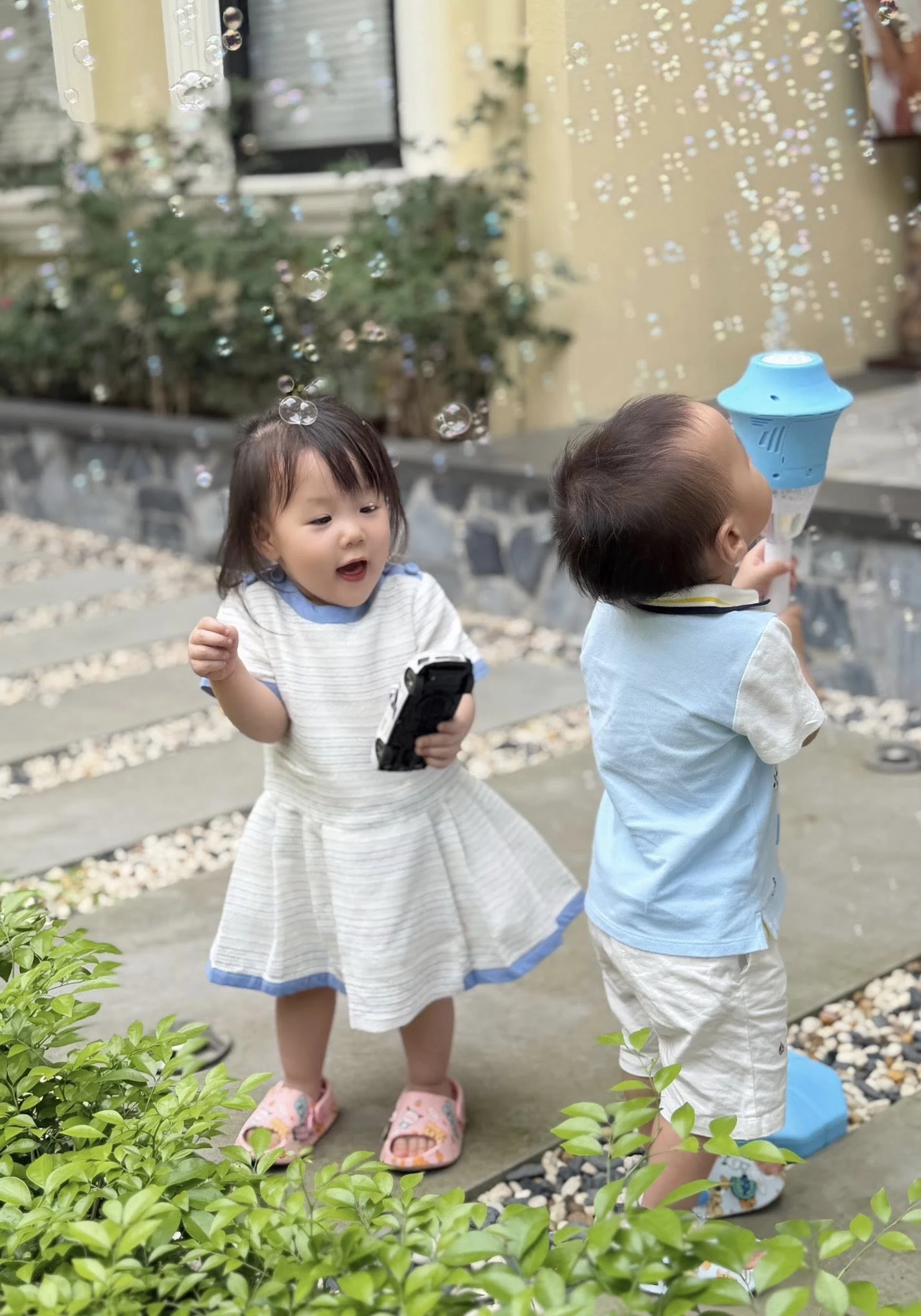 Phương Oanh khoe cận gương mặt của ái nữ, mắt to tròn bầu bĩnh giống hệt mẹ, mới 2 tuổi đã thích vào nấu nướng cùng mẹ - Hình 10