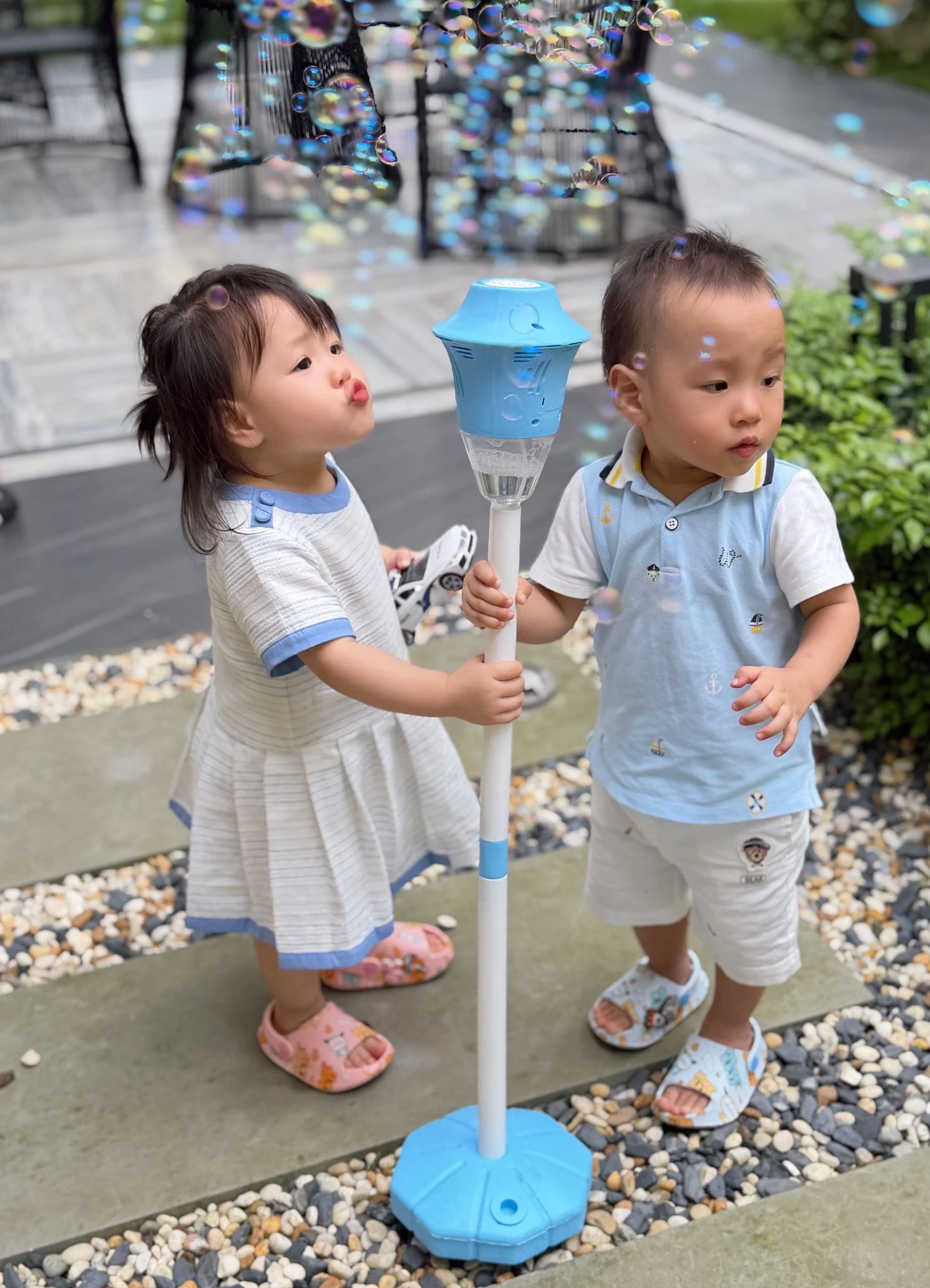 Phương Oanh khoe cận gương mặt của ái nữ, mắt to tròn bầu bĩnh giống hệt mẹ, mới 2 tuổi đã thích vào nấu nướng cùng mẹ - Hình 11
