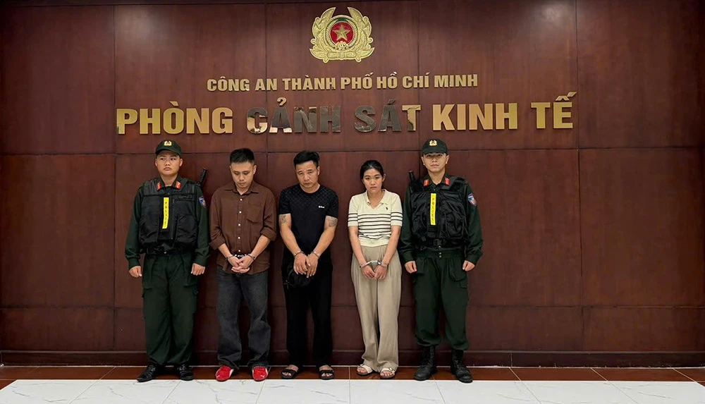 Vụ đột kích quán bar nổi tiếng ở TPHCM: Khởi tố ông chủ sinh năm 1991 và 2 nhân viên - Hình 1
