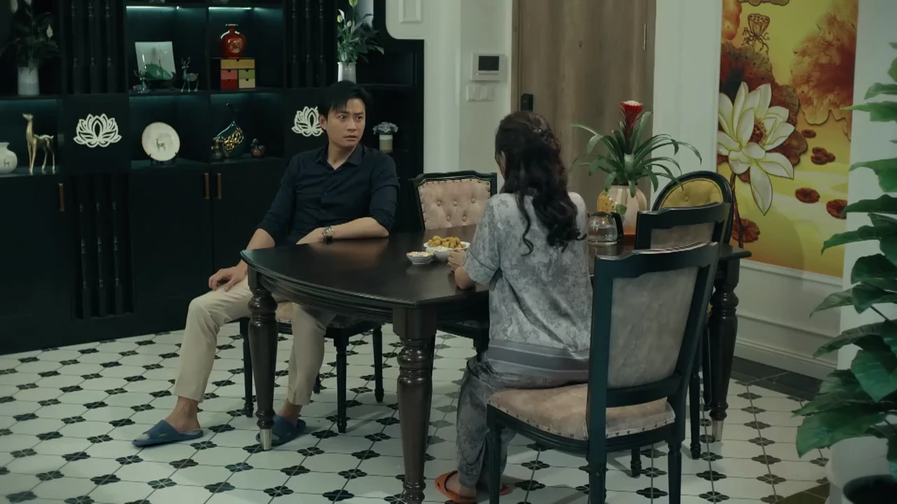 Dưới ô cửa sáng đèn - Tập 6: Chồng Diệu sắp ngoại tình, mò đến tận nhà gái trẻ - Hình 2