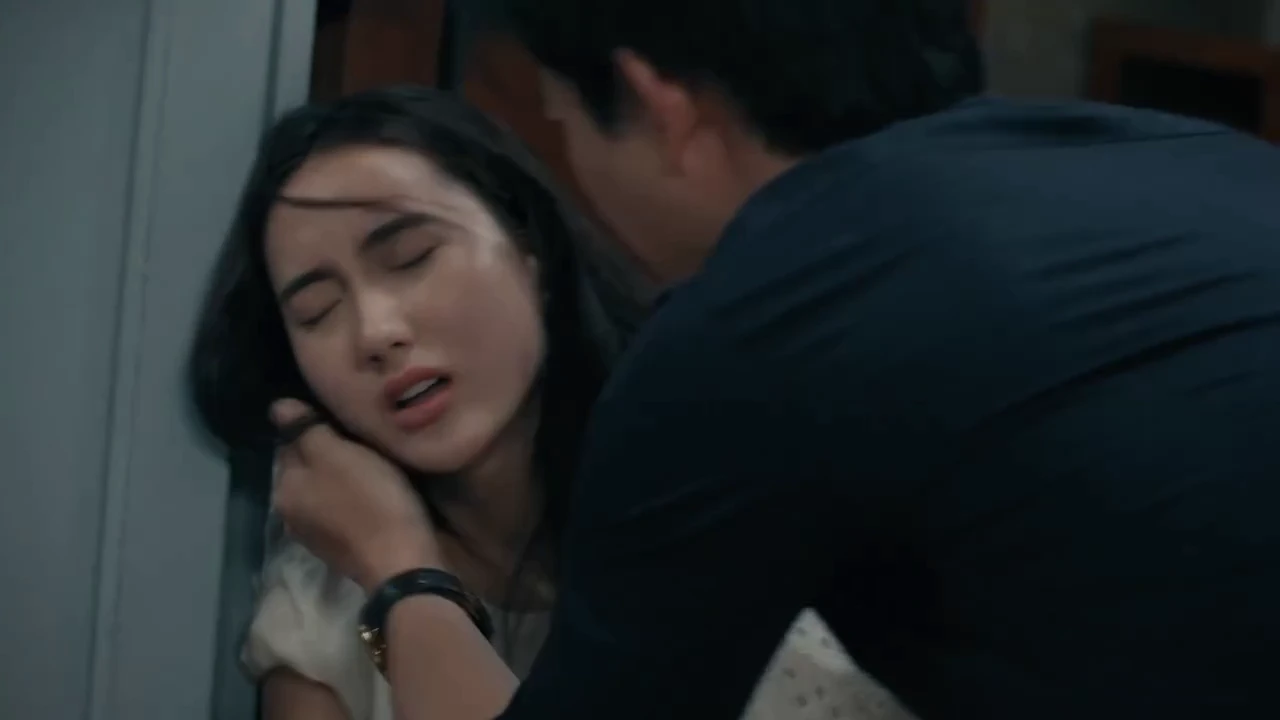 Dưới ô cửa sáng đèn - Tập 6: Chồng Diệu sắp ngoại tình, mò đến tận nhà gái trẻ - Hình 4