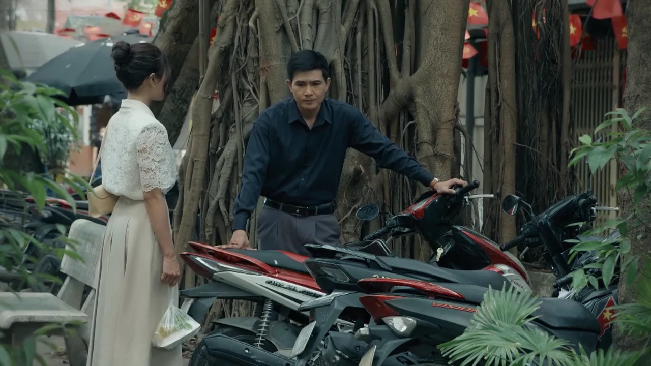Dưới ô cửa sáng đèn - Tập 6: Chồng Diệu sắp ngoại tình, mò đến tận nhà gái trẻ - Hình 5
