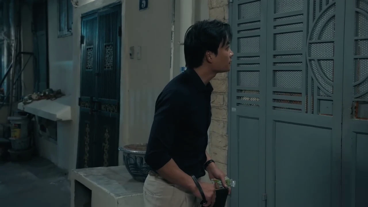 Dưới ô cửa sáng đèn - Tập 6: Chồng Diệu sắp ngoại tình, mò đến tận nhà gái trẻ - Hình 3