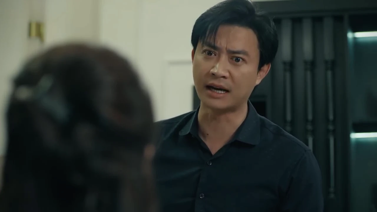 Dưới ô cửa sáng đèn - Tập 6: Chồng Diệu sắp ngoại tình, mò đến tận nhà gái trẻ - Hình 1