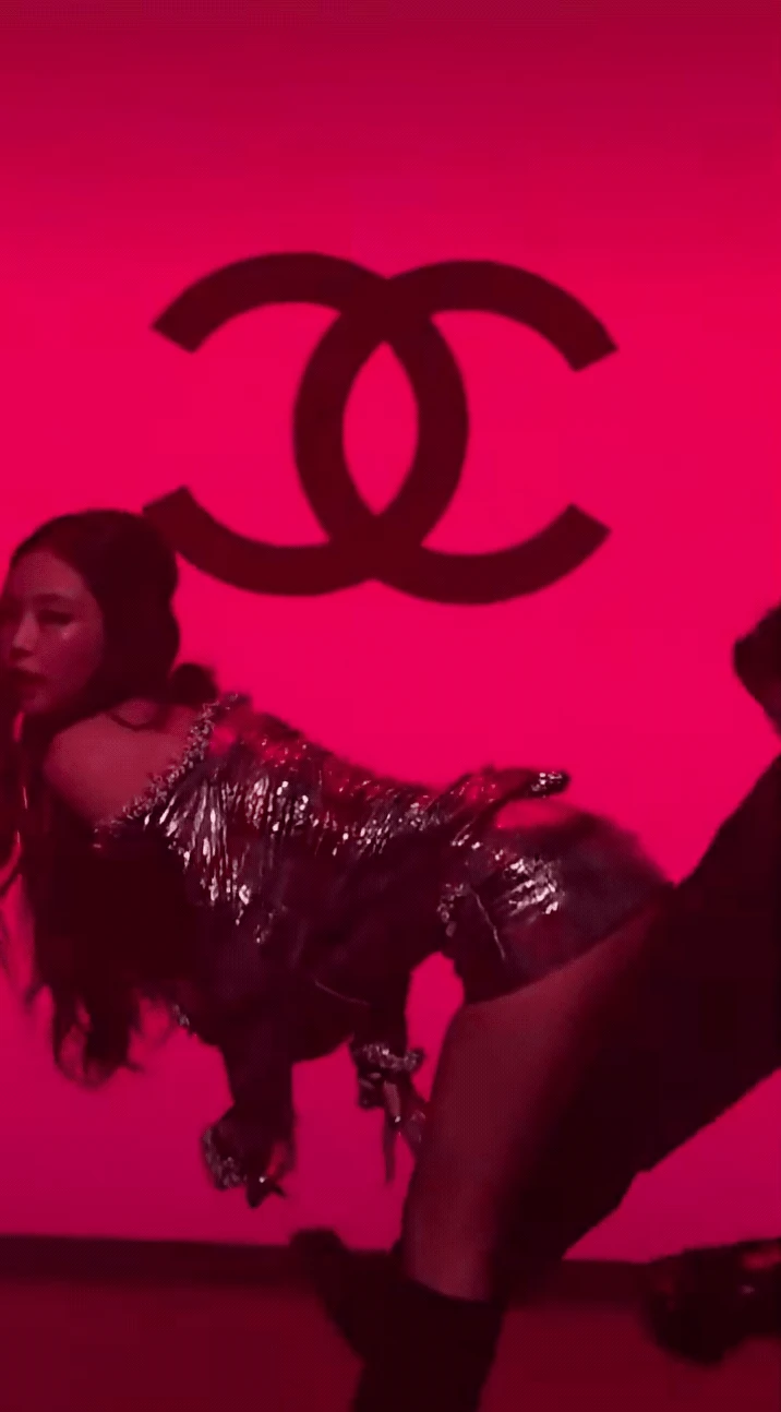 Jennie mặc độc bra diễn vũ đạo bỏng mắt ở show Chanel, G-DRAGON nhảy theo nhiệt tình - Hình 4