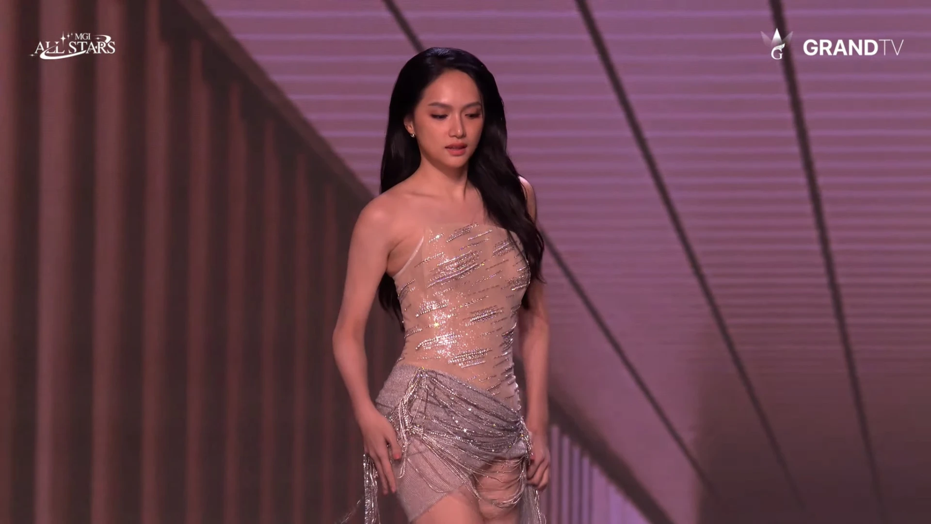 Lần đầu tiên trong lịch sử: Miss Grand bắt thí sinh tẩy trang giữa sân khấu thi mặt mộc, Hương Giang nhận ngay 5 điểm - Hình 3