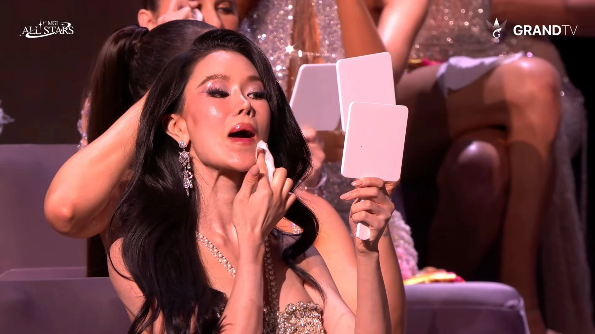 Lần đầu tiên trong lịch sử: Miss Grand bắt thí sinh tẩy trang giữa sân khấu thi mặt mộc, Hương Giang nhận ngay 5 điểm - Hình 2