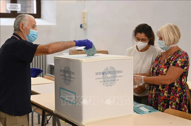 Phe trung hữu thắng lớn trong cuộc bầu cử địa phương ở Italy - Hình 1