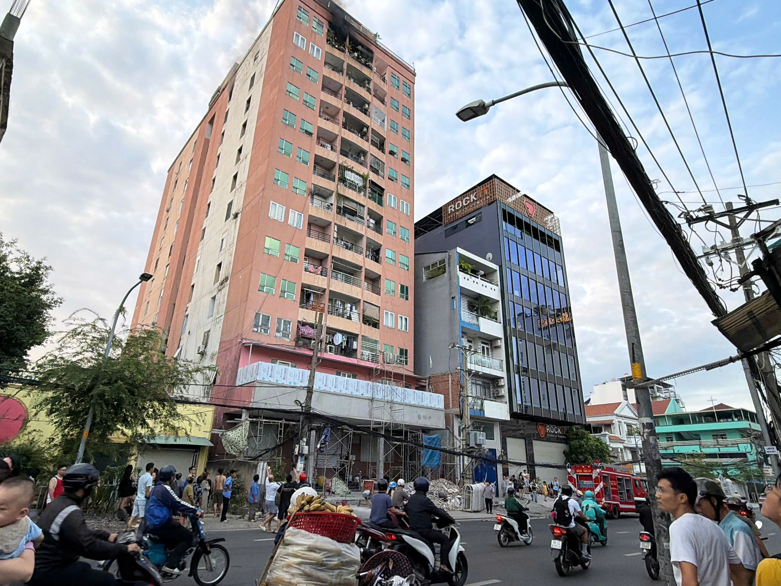 Vụ cháy chung cư ở TPHCM: Không có các anh thì chồng tôi chẳng còn - Hình 2