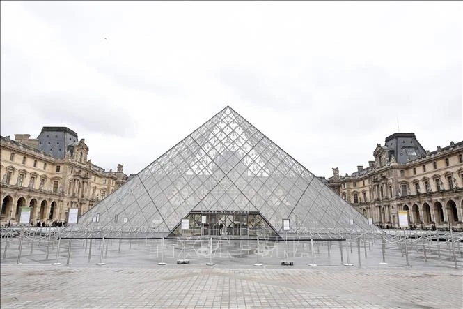 Vụ trộm chấn động tại bảo tàng Louvre được dựng thành phim - Hình 1
