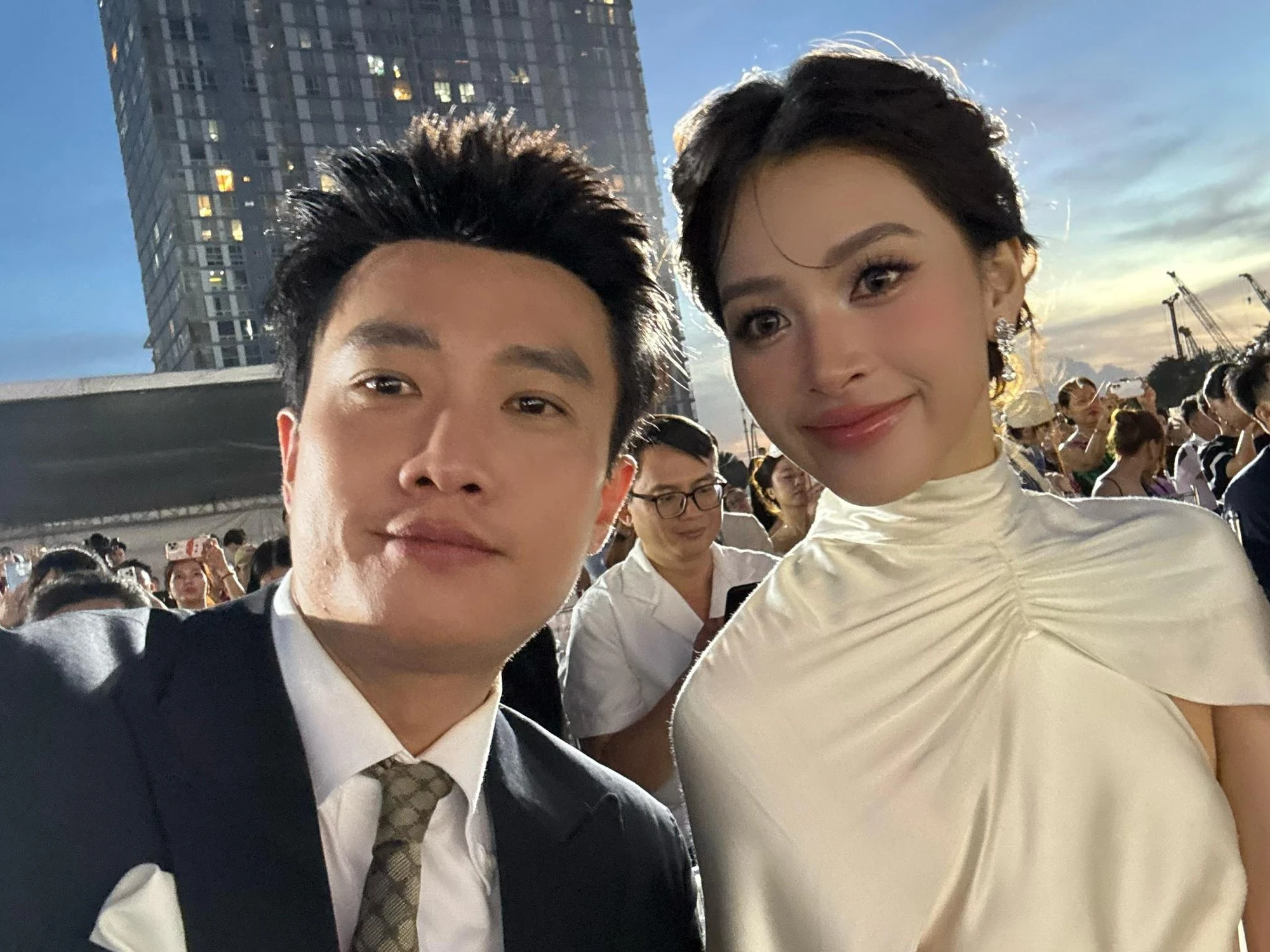 Bắt gặp Hoa hậu Tiểu Vy và Quốc Trường đi ăn cùng nhau, 1 chi tiết làm rõ đồn đoán phim giả tình thật - Hình 4