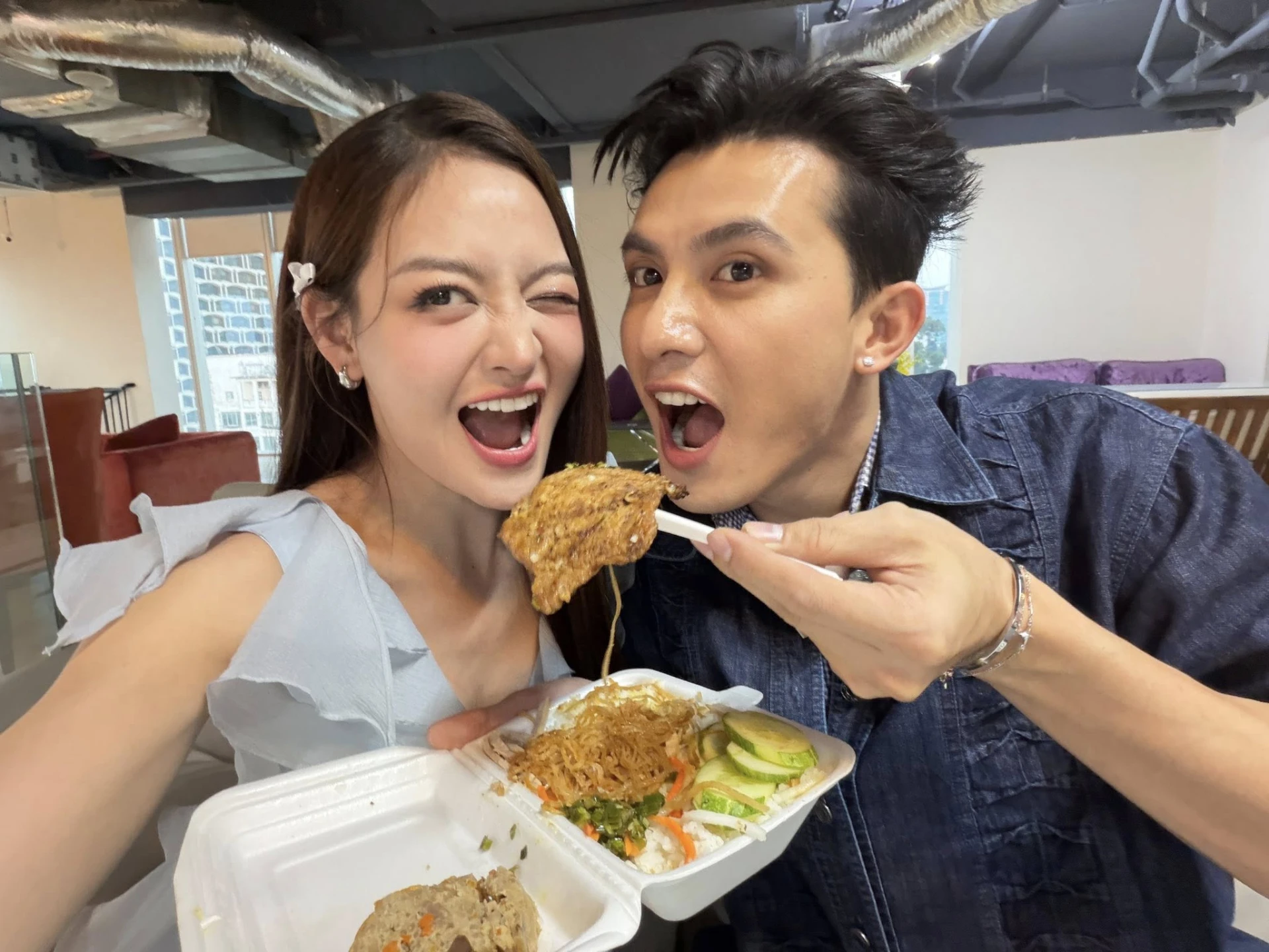 Cặp đôi Vbiz bị soi 1001 hint hẹn hò: Nhà trai visual chuẩn vàng ngọc châu báu, nhà gái 14 tuổi nổi khắp cả nước - Hình 2