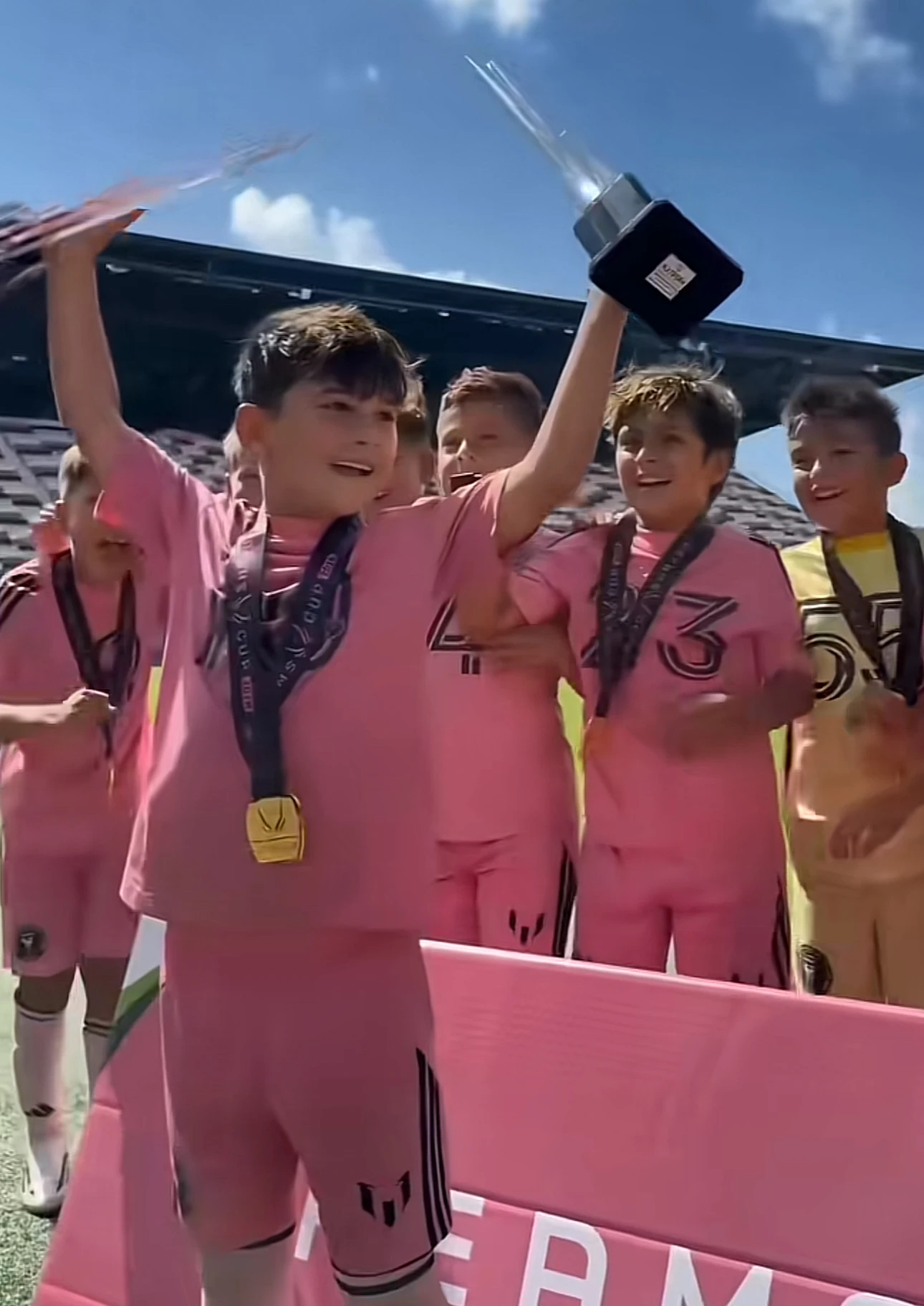 Gen Messi quá đỉnh: Cậu út Ciro Messi giành giải Vua phá lưới và MVP ở tuổi lên 8 - Hình 3