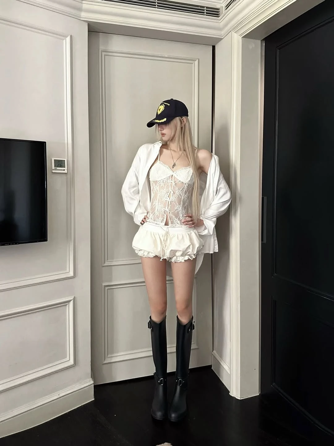 Hoàn thiện diện mạo sang, xịn, mịn cùng set đồ trắng tối giản - Hình 7