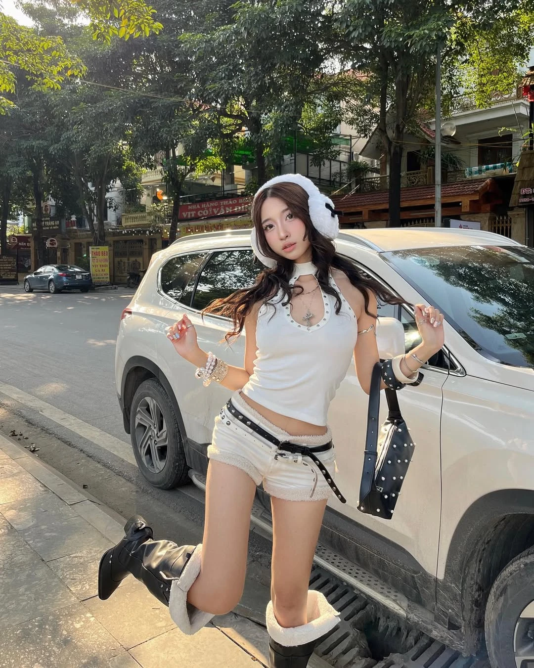Hoàn thiện diện mạo sang, xịn, mịn cùng set đồ trắng tối giản - Hình 5
