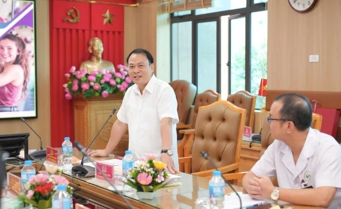 Không dám bắt tay ai vì mặc cảm căn bệnh khiến da bong tróc - Hình 2