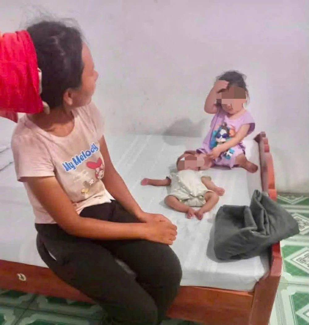 Mẹ đưa 2 con nhỏ đi bộ lầm lũi dưới nắng 40 độ: Lãnh đạo xã thông tin - Hình 3