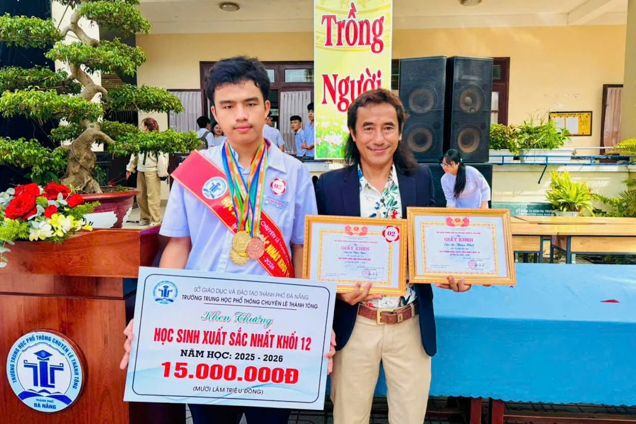 Nam sinh mang băng chéo, đeo huy chương trĩu cổ đi xe đạp về nhà - Hình 2