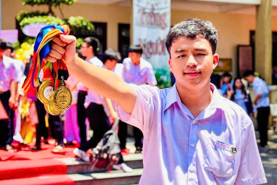 Nam sinh mang băng chéo, đeo huy chương trĩu cổ đi xe đạp về nhà - Hình 3