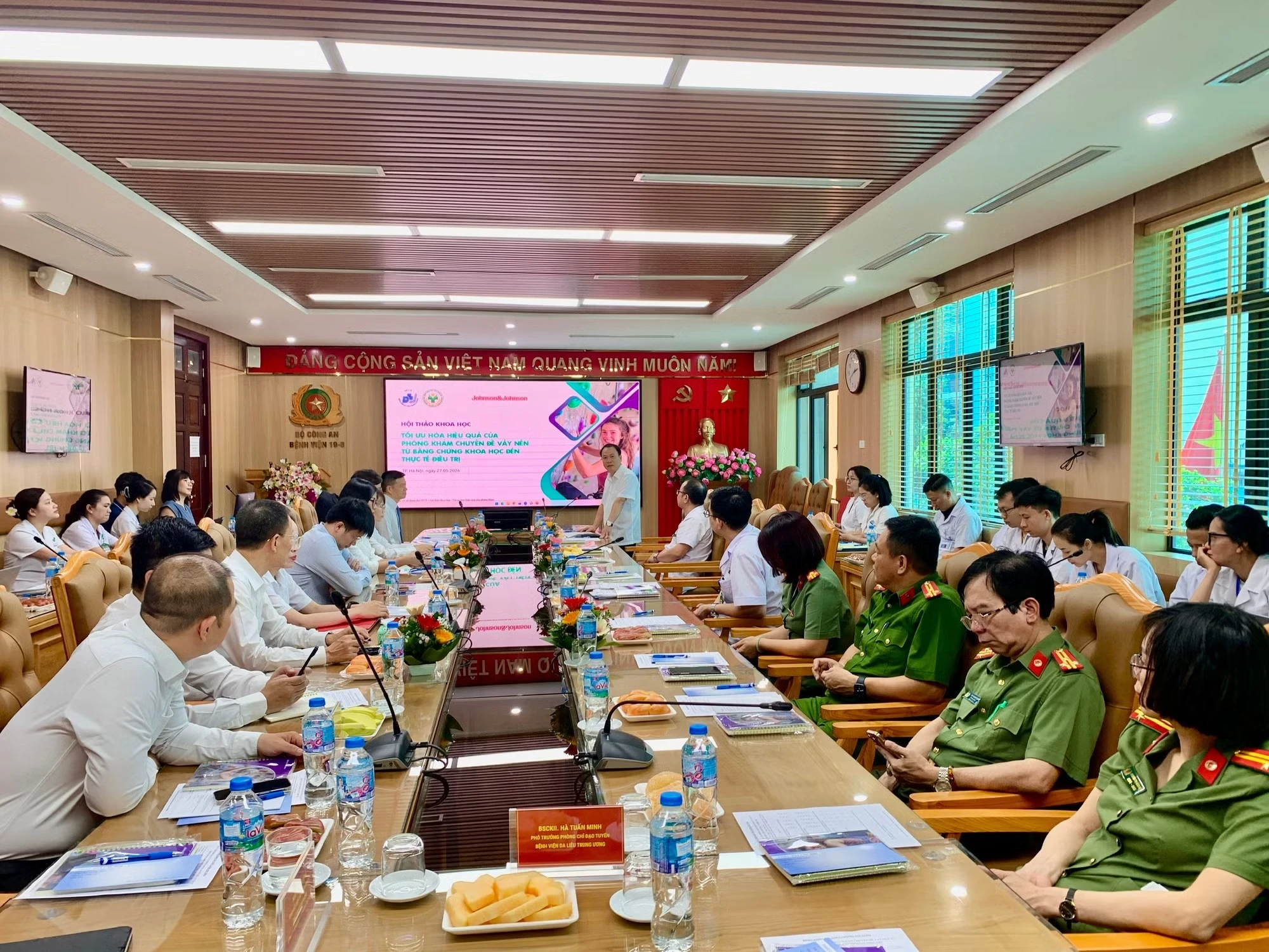 Người mắc bệnh vảy nến đối mặt áp lực tâm lý kéo dài nhiều năm - Hình 1