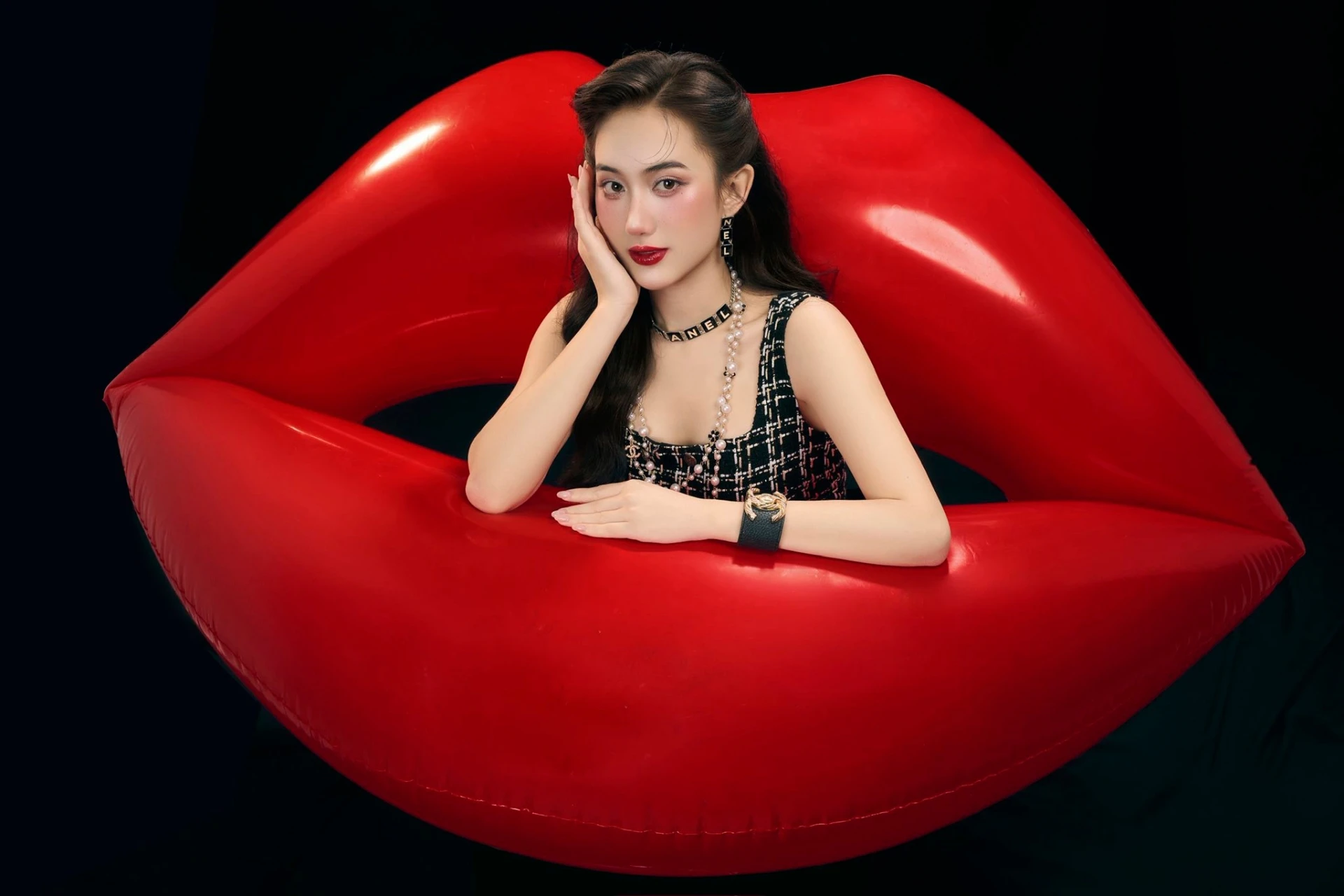 Ở Việt Nam có 1 mỹ nhân vừa xuất hiện đã nhận bão gạch đá nhưng nói về đẹp thì không ai chê nổi - Hình 5