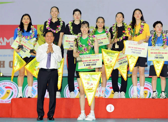 Phạm Quỳnh Hương: Dấu hỏi về chiều cao & sự trưởng thành ấn tượng - Hình 2