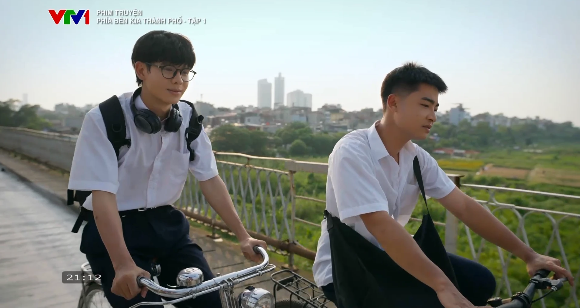 Phía bên kia thành phố - Tập 1: Thiên tài Toán học bị bắt nạt vì không có bố - Hình 1