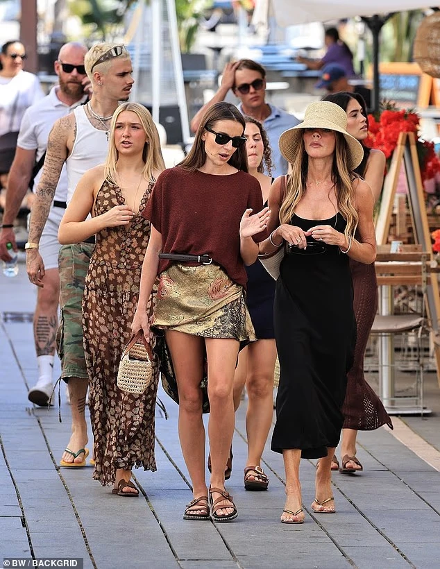 Tiểu thư Harper Beckham xinh đẹp, phổng phao khi diện chiếc váy sexy của mẹ dạo phố, nhan sắc cam thường gây thương nhớ - Hình 9