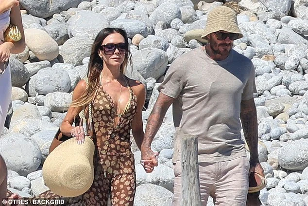 Tiểu thư Harper Beckham xinh đẹp, phổng phao khi diện chiếc váy sexy của mẹ dạo phố, nhan sắc cam thường gây thương nhớ - Hình 2