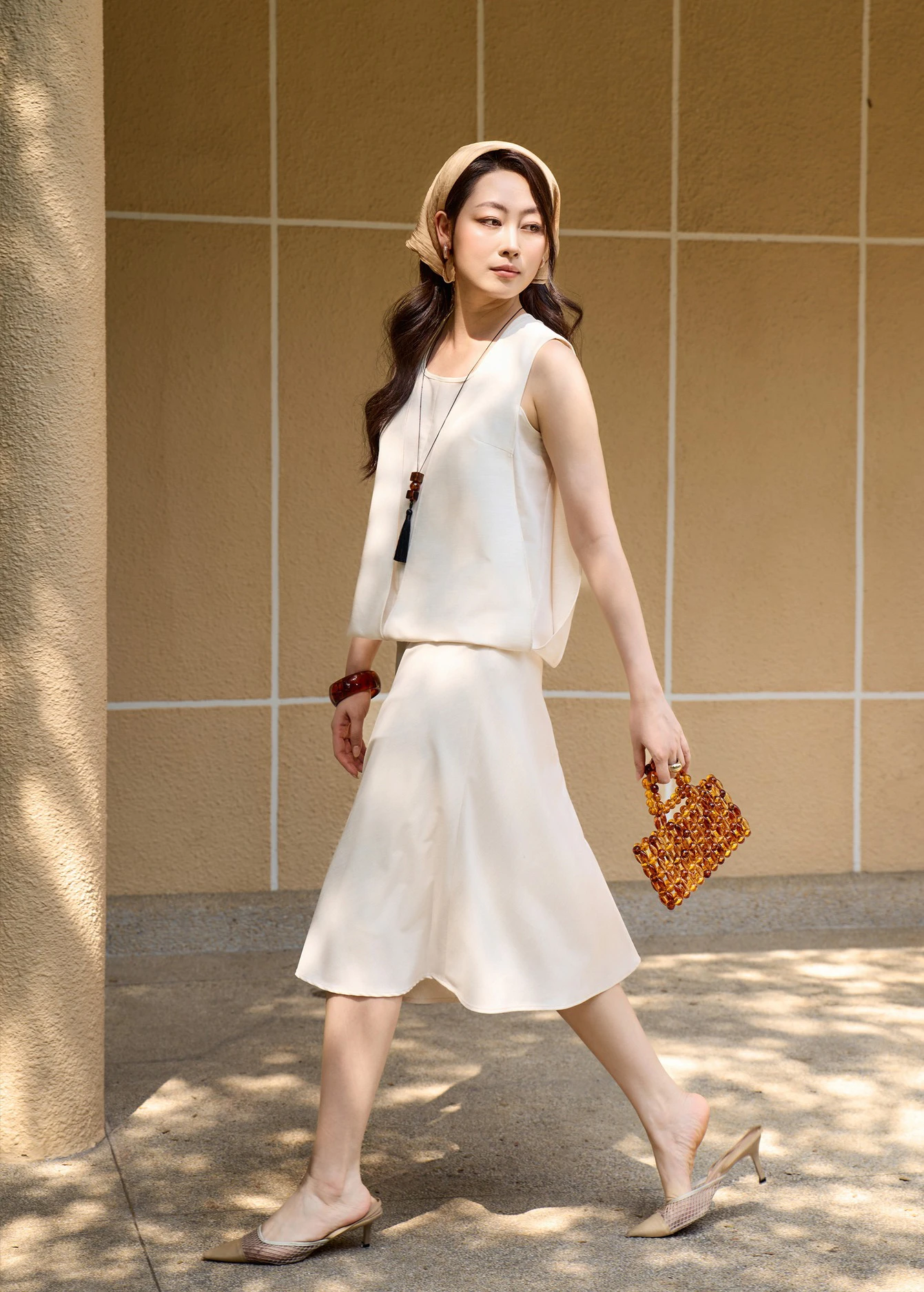 Áo crop, quần shorts, chân váy chữ A làm mới tủ đồ công sở hè - Hình 6