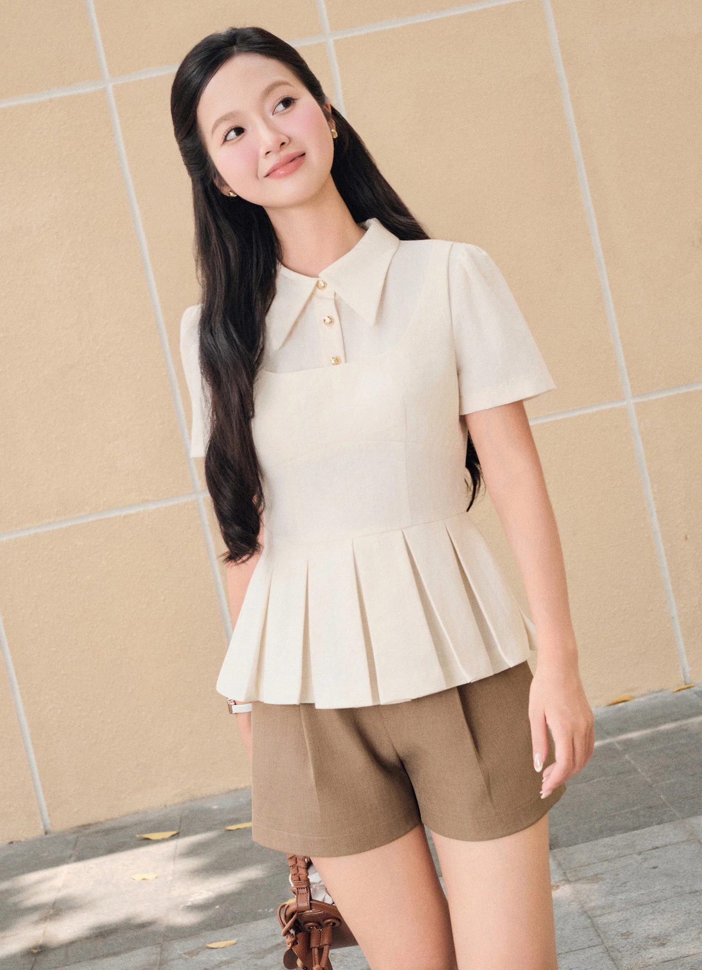 Áo crop, quần shorts, chân váy chữ A làm mới tủ đồ công sở hè - Hình 2