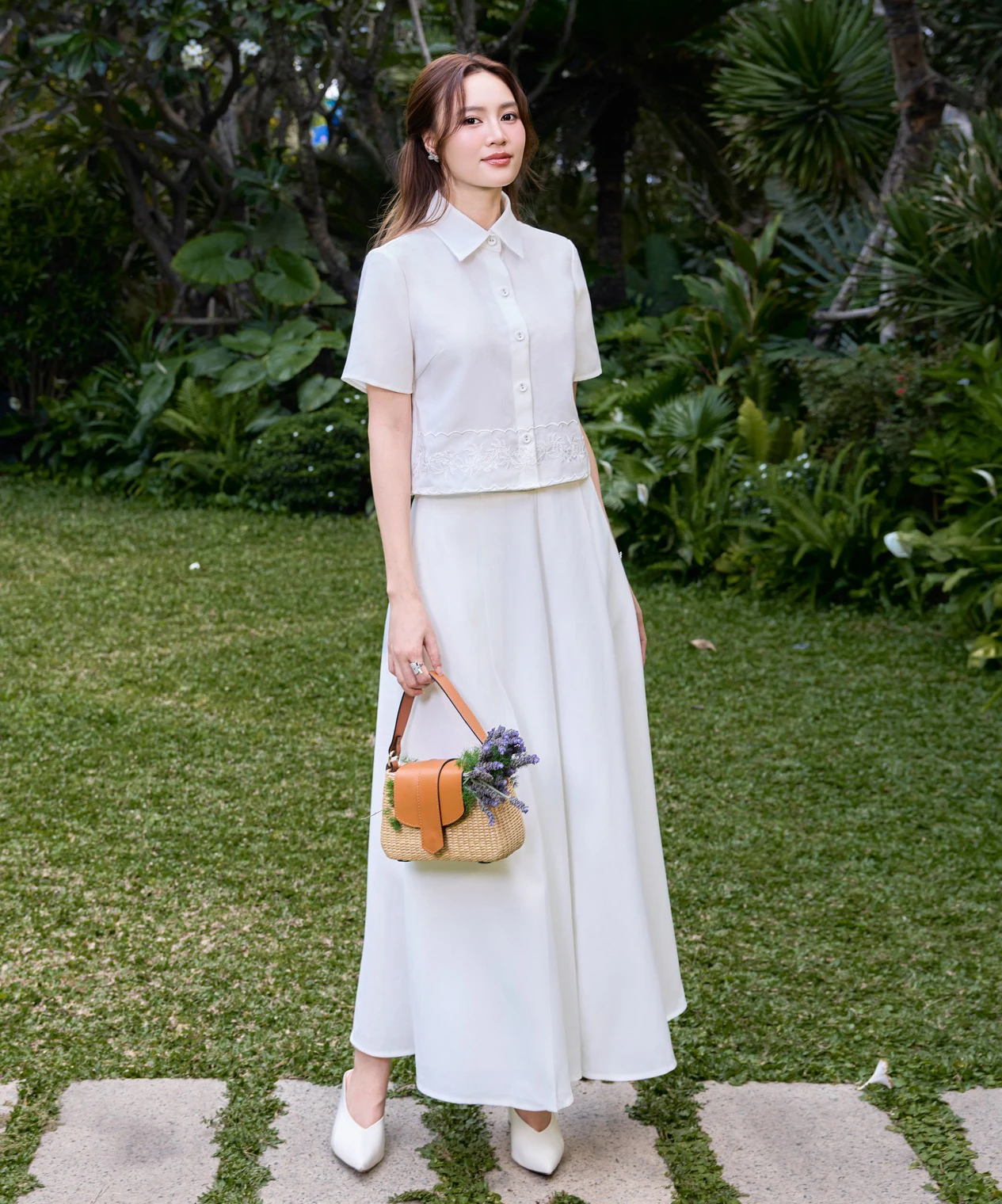 Áo crop, quần shorts, chân váy chữ A làm mới tủ đồ công sở hè - Hình 9