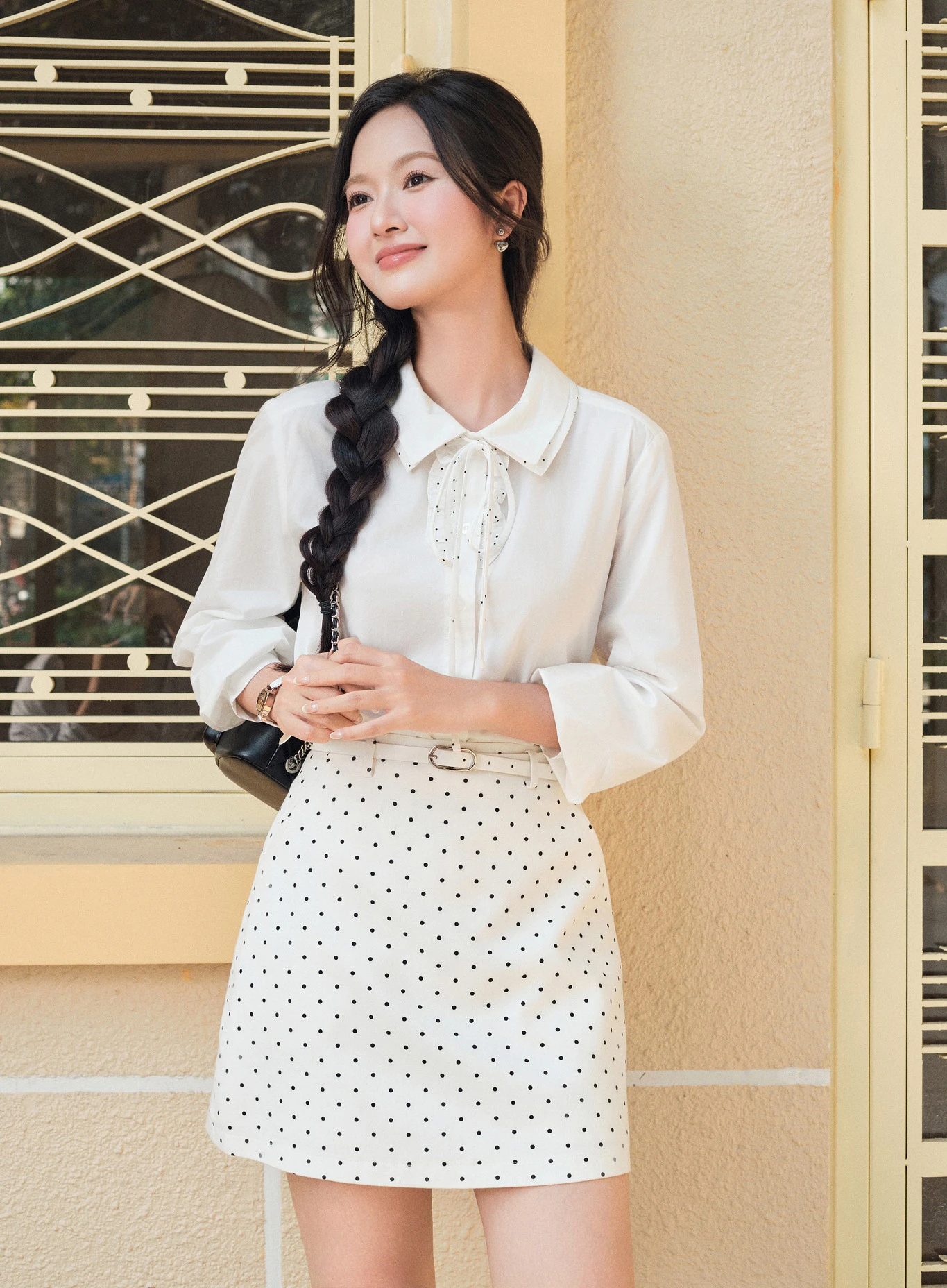 Áo crop, quần shorts, chân váy chữ A làm mới tủ đồ công sở hè - Hình 4