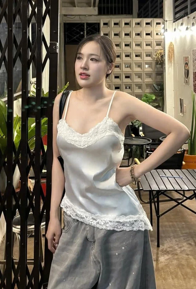 Áo satin hai dây: Không còn hở hang chỉ có thời thượng - Hình 4