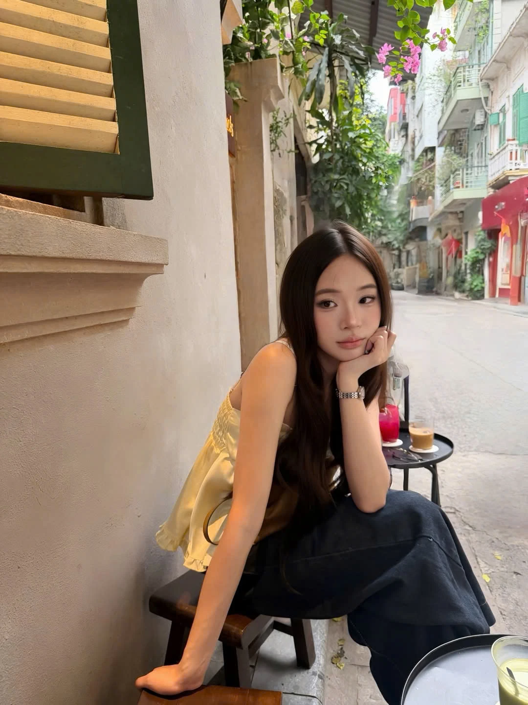 Áo satin hai dây: Không còn hở hang chỉ có thời thượng - Hình 3