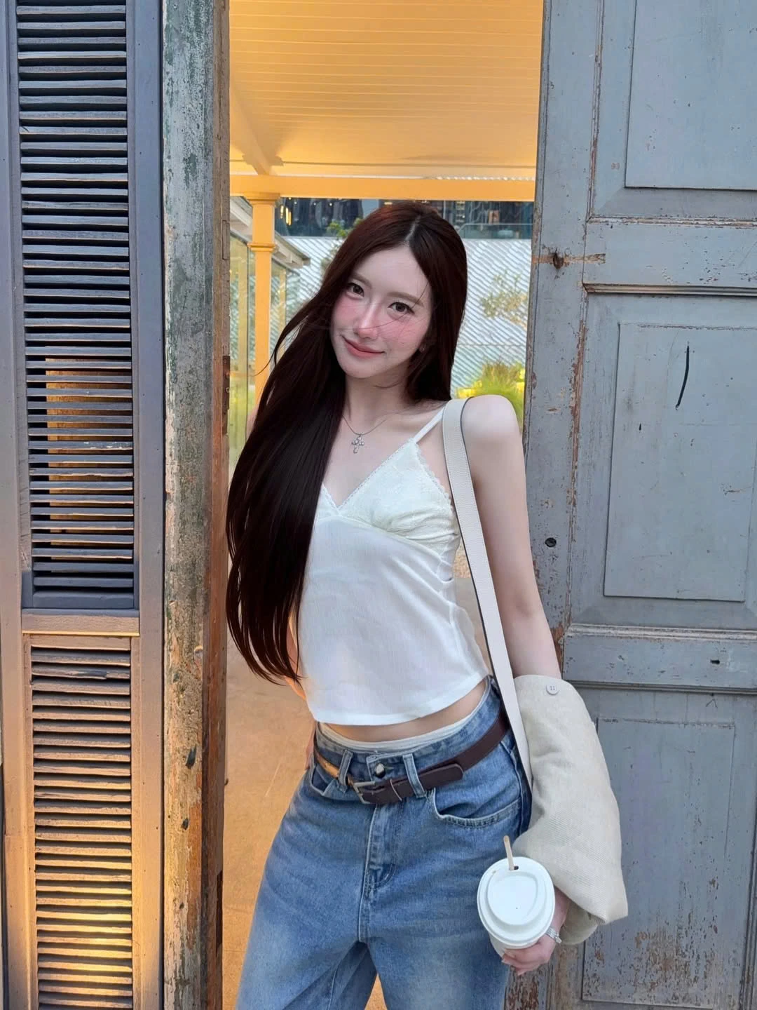 Áo satin hai dây: Không còn hở hang chỉ có thời thượng - Hình 6