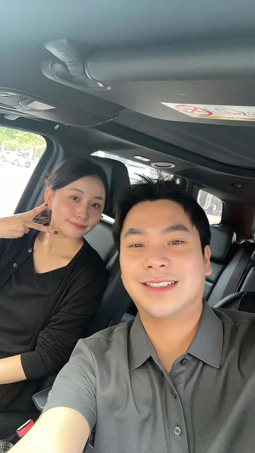 Hôn nhân kín tiếng của chị gái Quang Linh Vlogs trước khi ly dị: Cưới bạn cùng lớp, chồng từng là cánh tay đắc lực trong team Châu Phi - Hình 1
