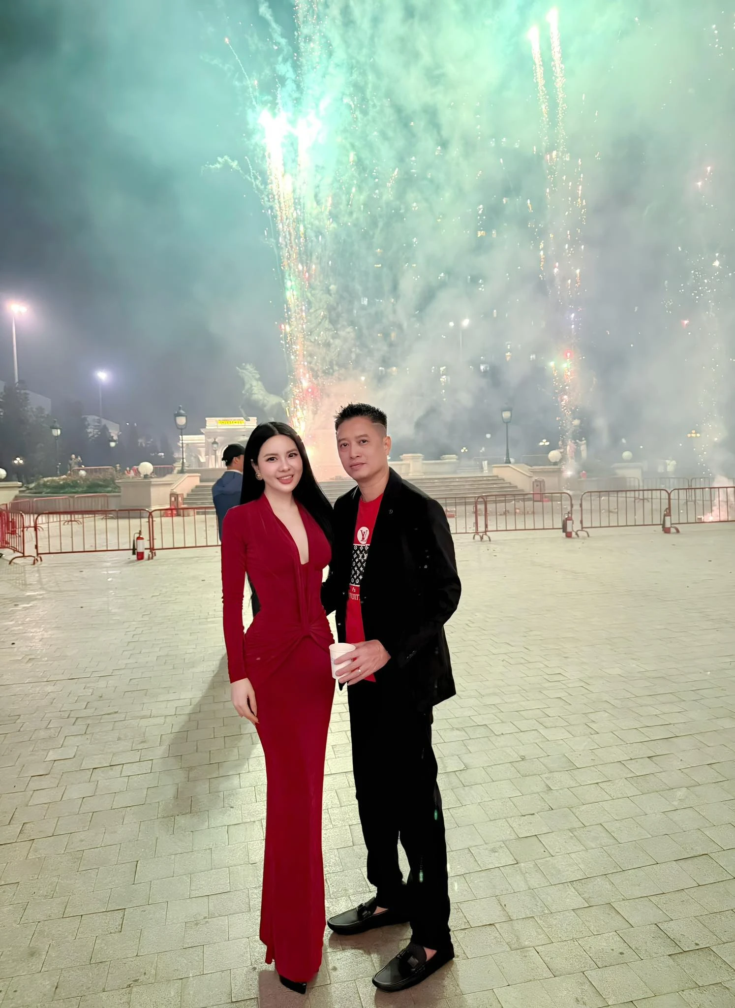 Cặp vợ chồng trung niên chiếm sóng MXH những ngày qua là ai? - Có con lớn 20 tuổi nhưng nhan sắc cô vợ không tin nổi! - Hình 4