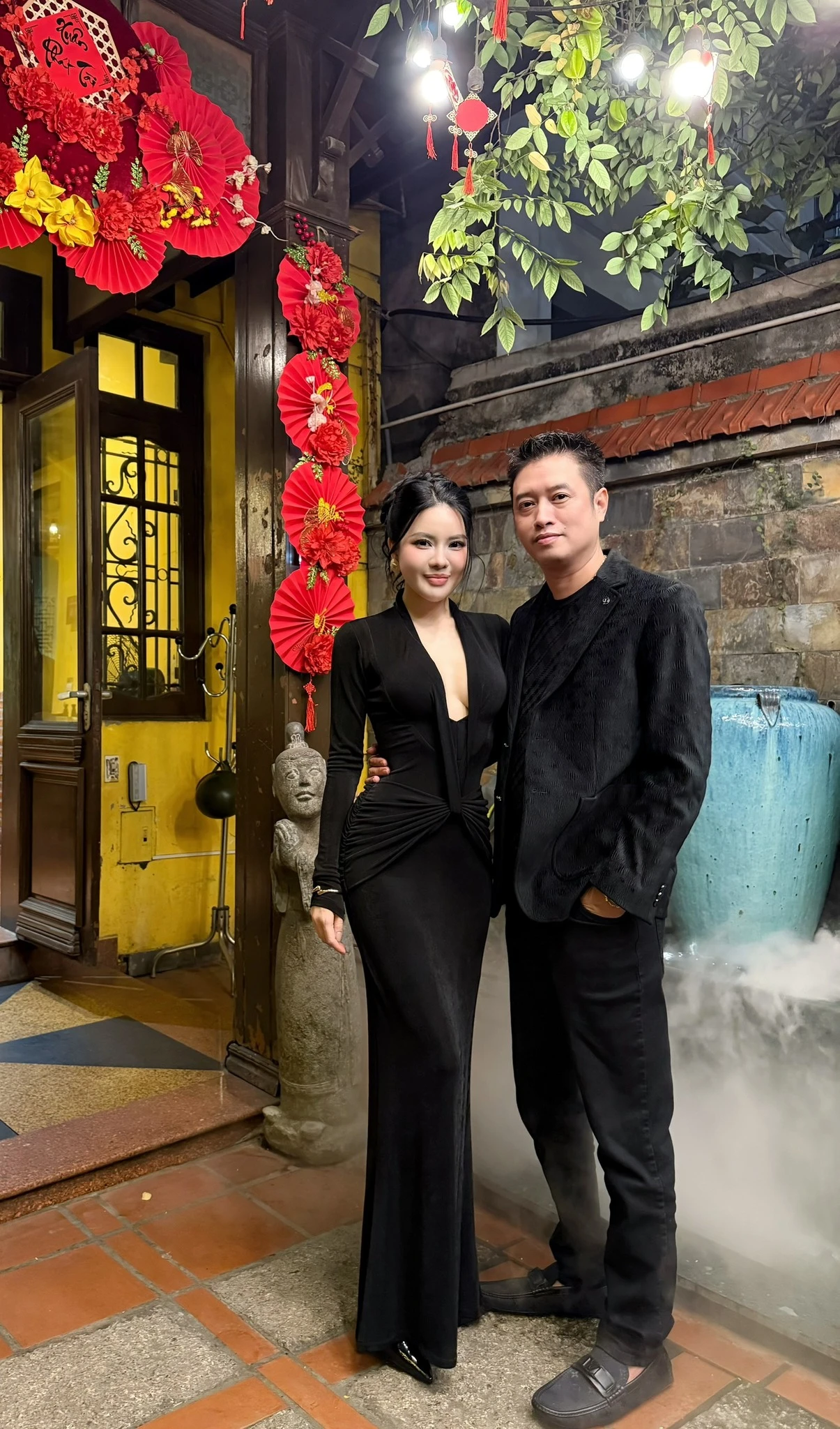 Cặp vợ chồng trung niên chiếm sóng MXH những ngày qua là ai? - Có con lớn 20 tuổi nhưng nhan sắc cô vợ không tin nổi! - Hình 1