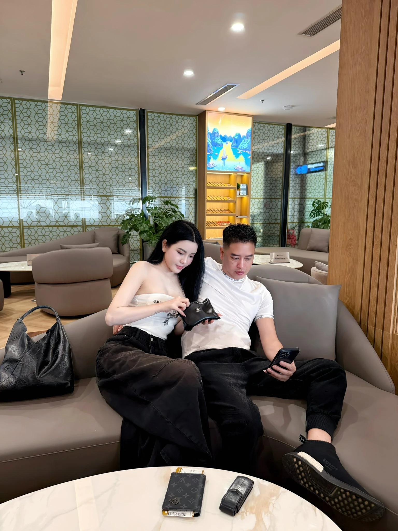 Cặp vợ chồng trung niên chiếm sóng MXH những ngày qua là ai? - Có con lớn 20 tuổi nhưng nhan sắc cô vợ không tin nổi! - Hình 2