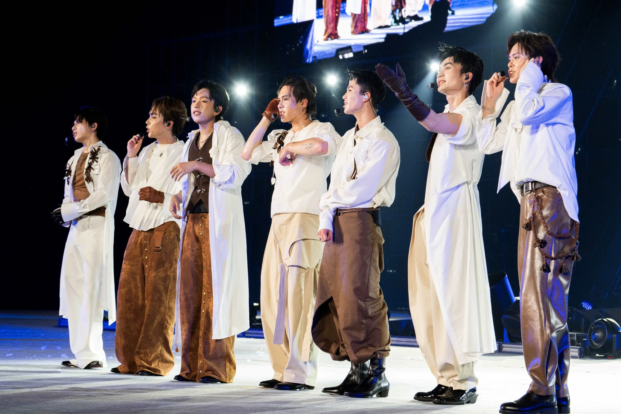 Hà Anh Tuấn, HIEUTHUHAI cùng dàn sao hạng A đưa 25.000 khán giả vào hành trình âm nhạc giữa miền di sản thế giới - Hình 2