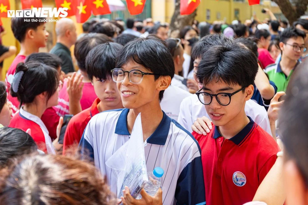 Nụ cười xen nước mắt tiếc nuối của sĩ tử Hà Nội sau môn thi cuối lớp 10 - Hình 7