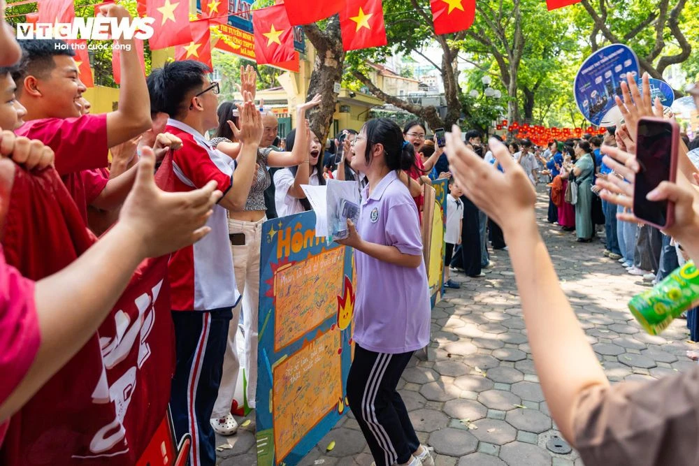 Nụ cười xen nước mắt tiếc nuối của sĩ tử Hà Nội sau môn thi cuối lớp 10 - Hình 14