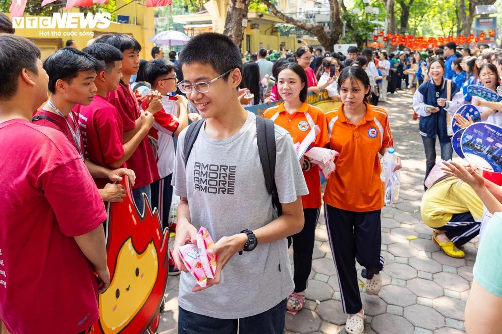 Nụ cười xen nước mắt tiếc nuối của sĩ tử Hà Nội sau môn thi cuối lớp 10 - Hình 6
