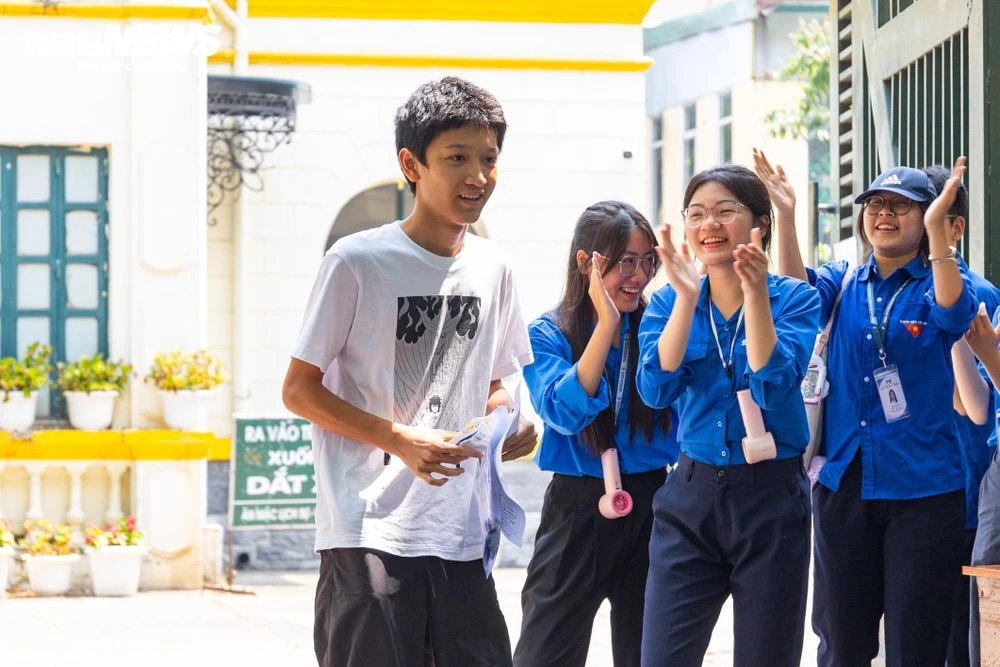 Nụ cười xen nước mắt tiếc nuối của sĩ tử Hà Nội sau môn thi cuối lớp 10 - Hình 4