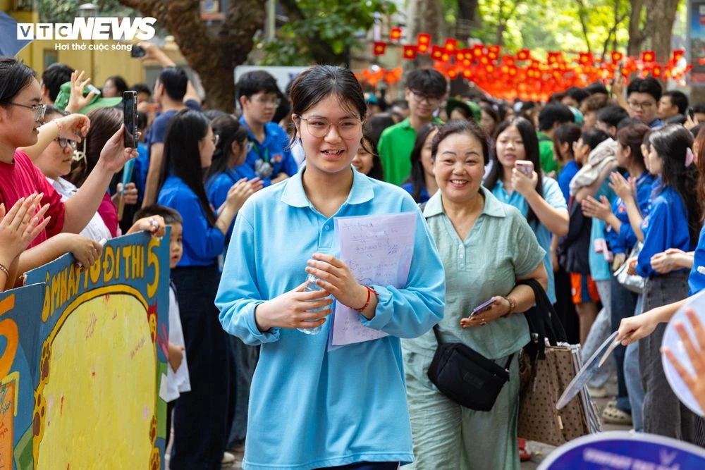 Nụ cười xen nước mắt tiếc nuối của sĩ tử Hà Nội sau môn thi cuối lớp 10 - Hình 15