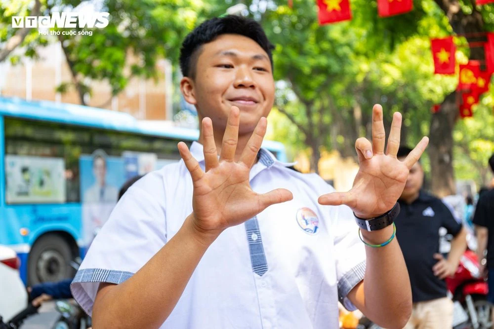 Nụ cười xen nước mắt tiếc nuối của sĩ tử Hà Nội sau môn thi cuối lớp 10 - Hình 5